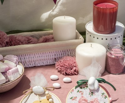 Μπομπονιέρες με ξύλινα τελάρα διακοσμημένες με διάφορα υφάσματα, ξύλινο στοιχείο ελεφαντάκι και κορδέλες