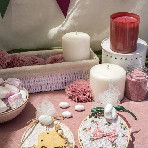 Μπομπονιέρες με ξύλινα τελάρα διακοσμημένες με διάφορα υφάσματα, ξύλινο στοιχείο ελεφαντάκι και κορδέλες