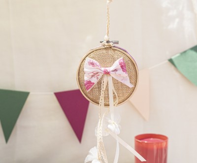 Μπομπονιέρα με ξύλινο τελαρο, υφασμάτινο floral φιόγκο, τούλι και διάφορες κορδέλες