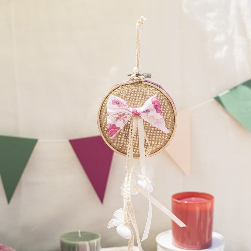 Μπομπονιέρα με ξύλινο τελαρο, υφασμάτινο floral φιόγκο, τούλι και διάφορες κορδέλες