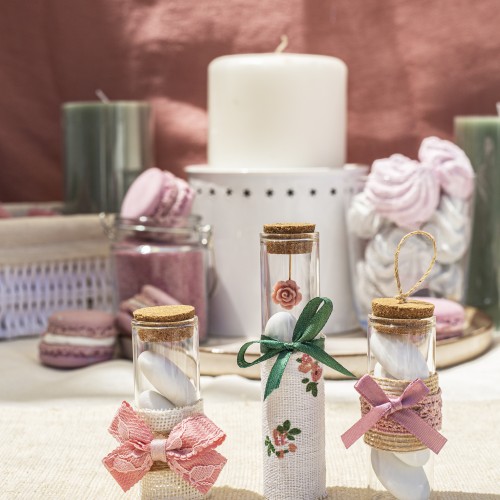 Μπομπονιέρες με μπουκαλάκια σε διάφορα μεγέθη διακοσμημένες με διάφορα υφάσματα, τριαντάφυλλο και κορδέλες