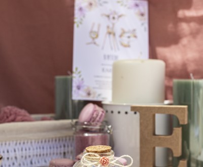 Μπομπονιέρα με διάφανο μπουκαλάκι σε σχήμα καρδιάς διακοσμημένη με ξύλινες πολυγωνικές χάντρες, τριανταφυλλάκι και μπεζ σπάγγο