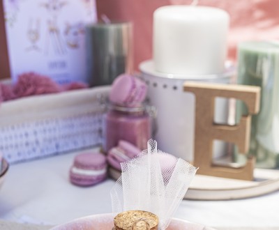 Μπομπονιέρα με διάφανο μπουκαλάκι διακοσμημένη με floral ύφασμα, δαντέλα και κορδόνι