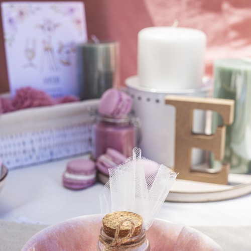 Μπομπονιέρα με διάφανο μπουκαλάκι διακοσμημένη με floral ύφασμα, δαντέλα και κορδόνι