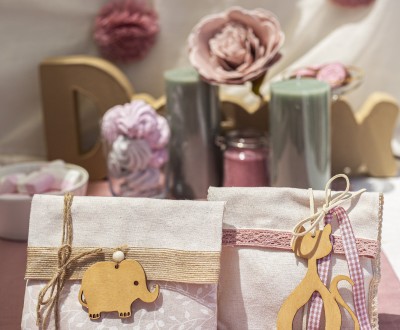 Μπομπονιέρες με υφάσματα, ξύλινα στοιχεία ζωάκια και διάφορες κορδέλες