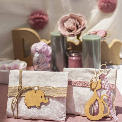 Μπομπονιέρες με υφάσματα, ξύλινα στοιχεία ζωάκια και διάφορες κορδέλες