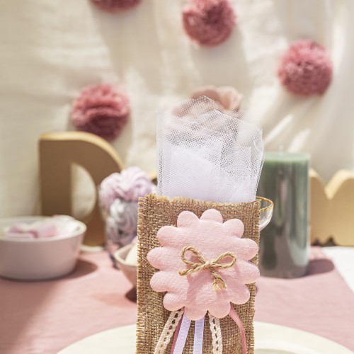 Μπομπονιέρα με γιούτα σε σχήμα φάκελο διακοσμημένη με υφασμάτινο λουλούδι και διάφορες κορδέλες