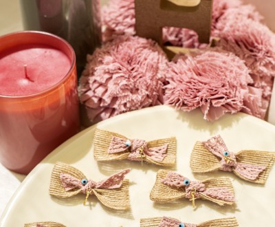 Μαρτυρικά με τρέσα, μεταλλικό στοιχείο σταυρό και ροζ δαντέλα