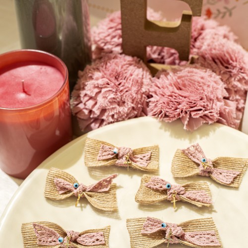 Μαρτυρικά με τρέσα, μεταλλικό στοιχείο σταυρό και ροζ δαντέλα