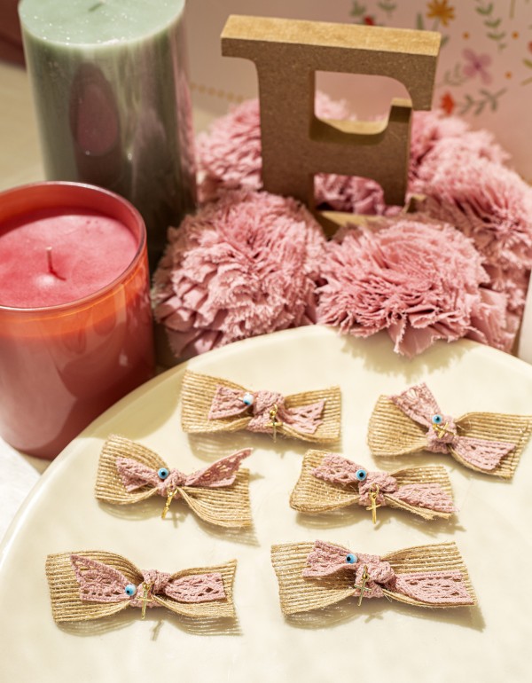 Μαρτυρικά με τρέσα, μεταλλικό στοιχείο σταυρό και ροζ δαντέλα