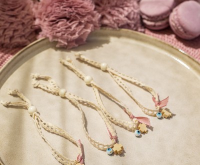 Μαρτυρικά με πλεκτή δαντέλα, ξύλινο σταυρό, ακρυλική χάντρα και κορδέλα