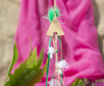 Κρεμαστή μπομπονιέρα με ξύλινο στοιχείο tipi τέντα, πράσινο φτερό, βελούδινη κορδέλα και διάφορα κορδόνια