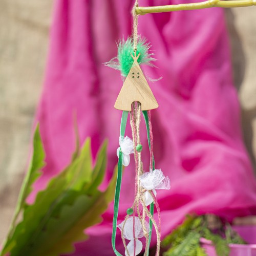 Κρεμαστή μπομπονιέρα με ξύλινο στοιχείο tipi τέντα, πράσινο φτερό, βελούδινη κορδέλα και διάφορα κορδόνια