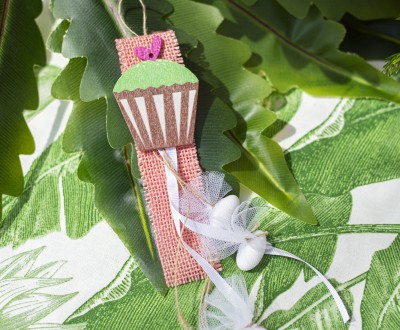 Μπομπονιέρα με τρέσα διακοσμημένη με ξύλινο χρωματιστό στοιχείο κέικ και διάφορες κορδέλες