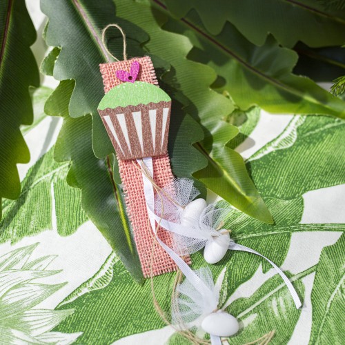 Μπομπονιέρα με τρέσα διακοσμημένη με ξύλινο χρωματιστό στοιχείο κέικ και διάφορες κορδέλες