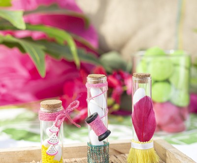 Μπομπονιέρες με διάφανα μπουκαλάκια σε διάφορα μεγέθη διακοσμημένες με φτερό, κουβαρίστρα, φίμο καρπούζι και διάφορες κορδέλες