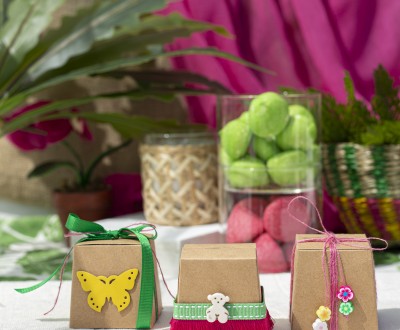 Μπομπονιέρες με craft κουτάκια διακοσμημένες με κίτρινη δερμάτιη πεταλούδα, φίμο στοιχεία, τρέσα και διάφορες κορδέλες
