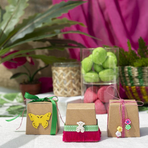 Μπομπονιέρες με craft κουτάκια διακοσμημένες με κίτρινη δερμάτιη πεταλούδα, φίμο στοιχεία, τρέσα και διάφορες κορδέλες