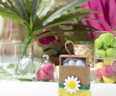 Μπομπονιέρα με craft συρταρωτό κουτάκι με μαργαρίτα, κίτρινη τρέσα με κρόσια και σουέντ κορδόνι