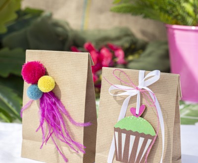 Μπομπονιέρες με craft σακουλάκια διακοσμημένες με ξύλινο χρωματιστό στοιχείο κέικ, μπάλες πομ πομ και φτερά