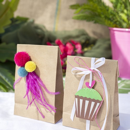 Μπομπονιέρες με craft σακουλάκια διακοσμημένες με ξύλινο χρωματιστό στοιχείο κέικ, μπάλες πομ πομ και φτερά