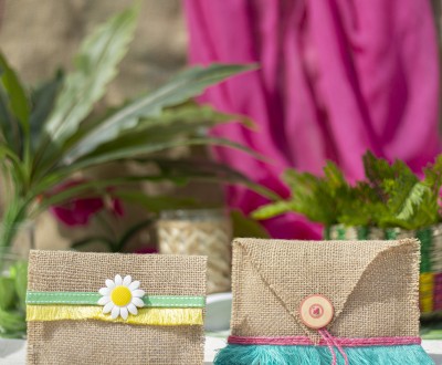 Μπομπονιέρες με γιούτα διακοσμημένες μαργαρίτα, ξύλινο κουμπί και χρωματιστές τρέσες