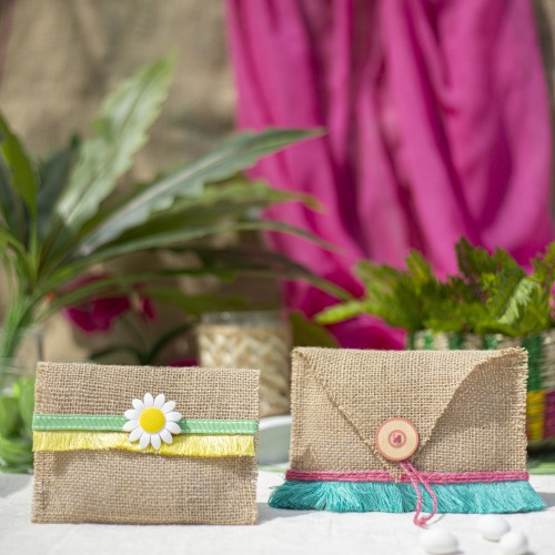 Μπομπονιέρες με γιούτα διακοσμημένες μαργαρίτα, ξύλινο κουμπί και χρωματιστές τρέσες