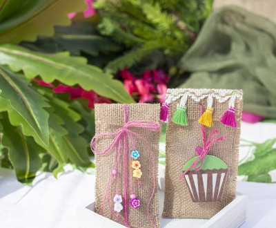 Μπομπονιέρες με τρέσα, ξύλινο χρωματιστό στοιχείο κέικ, φίμο λουλουδάκια και πολύχρωμες φούντες