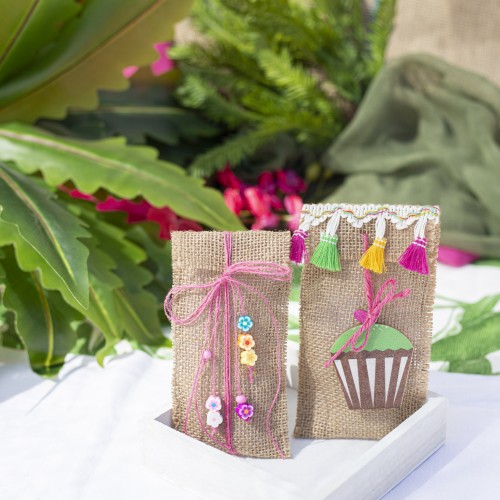 Μπομπονιέρες με τρέσα, ξύλινο χρωματιστό στοιχείο κέικ, φίμο λουλουδάκια και πολύχρωμες φούντες