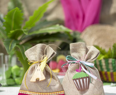 Μπομπονιέρες με πουγκί διακοσμημένες με ξύλινα στοιχεία, διάφορες κορδέλες, τρέσα και κορδόνια