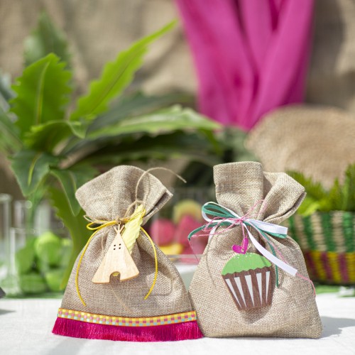 Μπομπονιέρες με πουγκί διακοσμημένες με ξύλινα στοιχεία, διάφορες κορδέλες, τρέσα και κορδόνια