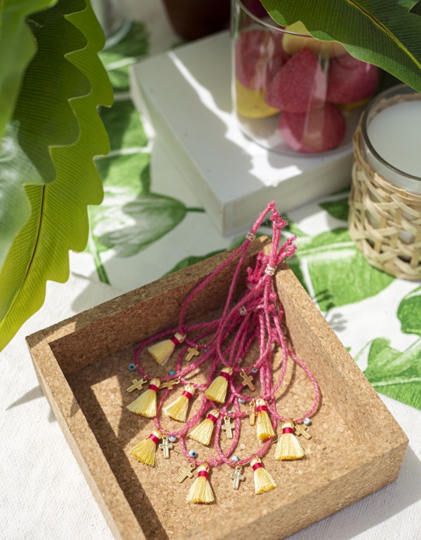 Μαρτυρικά με ροζ κορδόνι, μεταλλικό σταυρό, κίτρινη φούντα και ματάκι