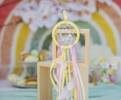 Κρεμαστή μπομπονιέρα με ονειροπαγίδα από στοιχεία πλέξης, διάφορες χρωματιστές κορδέλες και κεραμικές χάντρες