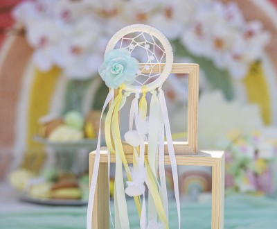 Κρεμαστή μπομπονιέρα με ονειροπαγίδα από στοιχεία πλέξης, τριαντάφυλλο οργάτζα και διάφορες χρωματιστές κορδέλες