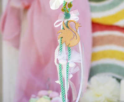 Κρεμαστή μπομπονιέρα με ξύλινο στοιχείο κύκνος, κορδόνι ρεγιον και διάφορες κορδέλες