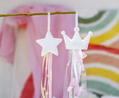 Κρεμαστές μπομπονιέρες με υφασμάτινα στοιχεία αστέρι και κορώνα διακοσμημένες με ακρυλικά αστεράκια και διάφορες κορδέλες