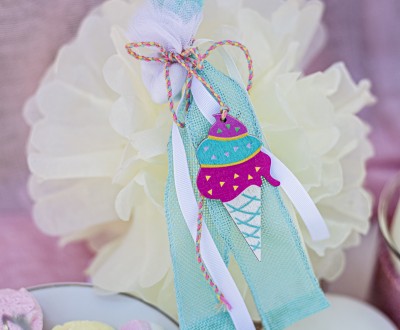 Μπομπονιέρα με τρέσα διακοσμημένη με ξύλινο χρωματιστό στοιχείο παγωτό και διαφορες κορδέλες