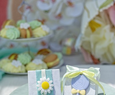 Μπομπονιέρες με χάρτινα marble λευκά κουτιά διακοσμημένες με μαργαρίτα και γλυφιτζούρι και διάφορες κορδέλες