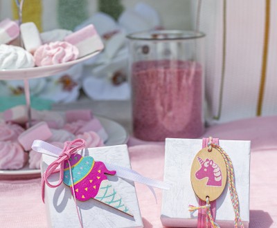 Μπομπονιέρες με χάρτινα marble λευκά κουτιά διακοσμημένες με ξύλινα χρωματιστά στοιχεία και διάφορα κορδόνια