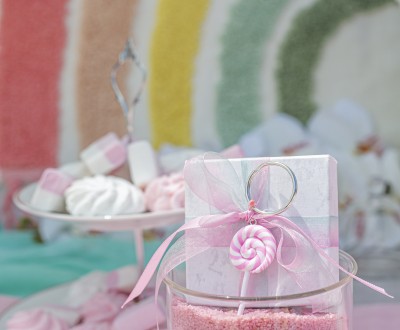 Μπομπονιέρα με χάρτινο marble λευκό κουτιί διακοσμημένη με φίμο γλυφιτζούρι κρεμαστό και διάφορες κορδέλες