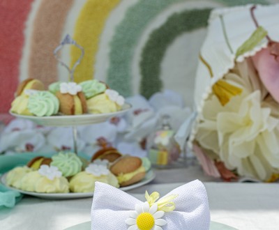 Μπομπονιέρα με λευκο πουγκί σε σχήμα φιόγκου διακοσμημένη με μαργαρίτα και κίτρινη κορδέλα