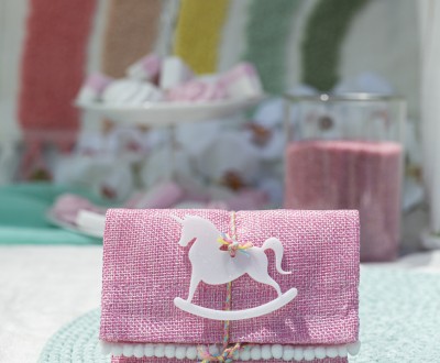 Μπομπονιέρα με ροζ πουγκί σε φάκελο, plexi στοιχείο μονόκερος και τρέσα με πον πον