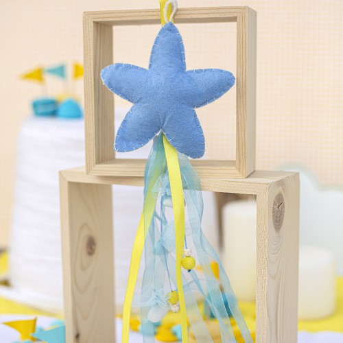 Κρεμαστή μπομπονιέρα με υφασμάτινο αστέρι διακοσμημένη με διάφορες κορδέλες και ημιπολύτιμους λίθους