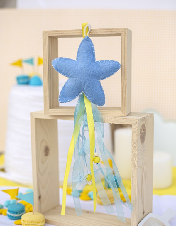 Κρεμαστή μπομπονιέρα με υφασμάτινο αστέρι διακοσμημένη με διάφορες κορδέλες και ημιπολύτιμους λίθους