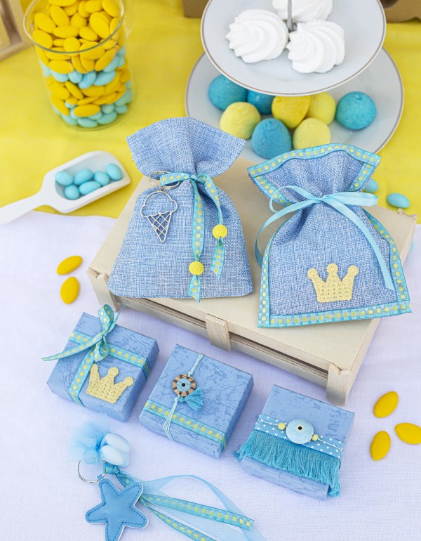 Μπομπονιέρες με υφασμάτινα πουγκιά, χάρτινα marble κουτιά και τούλι διακοσμημένες με μεταλλικά και υφαμάτινα στοιχεία και διάφορες κορδέλες