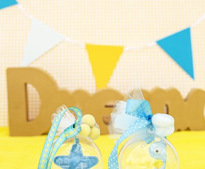 Μπομπονιέρες με διάφανο κουτί σε σχήμα μπάλας διακοσμημένες με υφασμάτινο αστέρι, κεραμικό στοιχείο μάτι και διάφορες κορδέλες