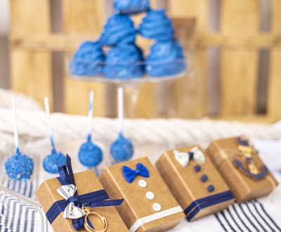 Μπομπονιέρες με craft συρταρωτά κουτάκια διακοσμημένες με υφασμάτινους φιόγκους με pattern, ξύλινο και μεταλλικό στοιχείο άγκυρα και σατέν κορδέλα