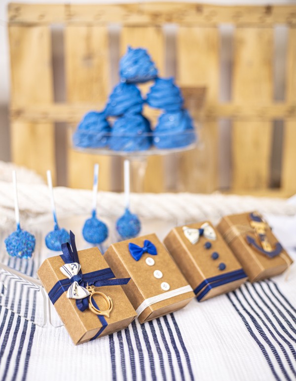 Μπομπονιέρες με craft συρταρωτά κουτάκια διακοσμημένες με υφασμάτινους φιόγκους με pattern, ξύλινο και μεταλλικό στοιχείο άγκυρα και σατέν κορδέλα