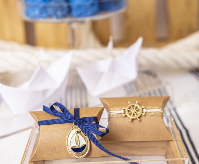 Μπομπονιέρες με craft κουτάκια διακοσμημένες με μεταλλικά στοιχεία καράβι και πηδάλιο, σατέν κορδέλα και διάφορα κορδόνια