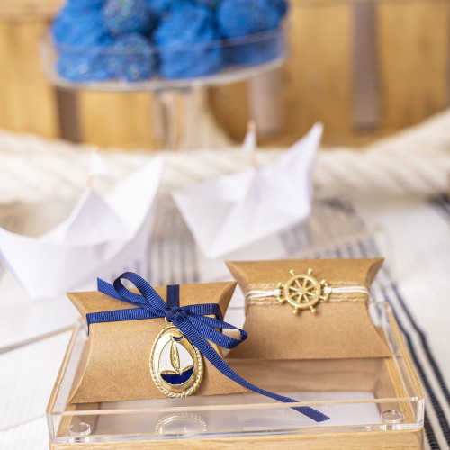Μπομπονιέρες με craft κουτάκια διακοσμημένες με μεταλλικά στοιχεία καράβι και πηδάλιο, σατέν κορδέλα και διάφορα κορδόνια
